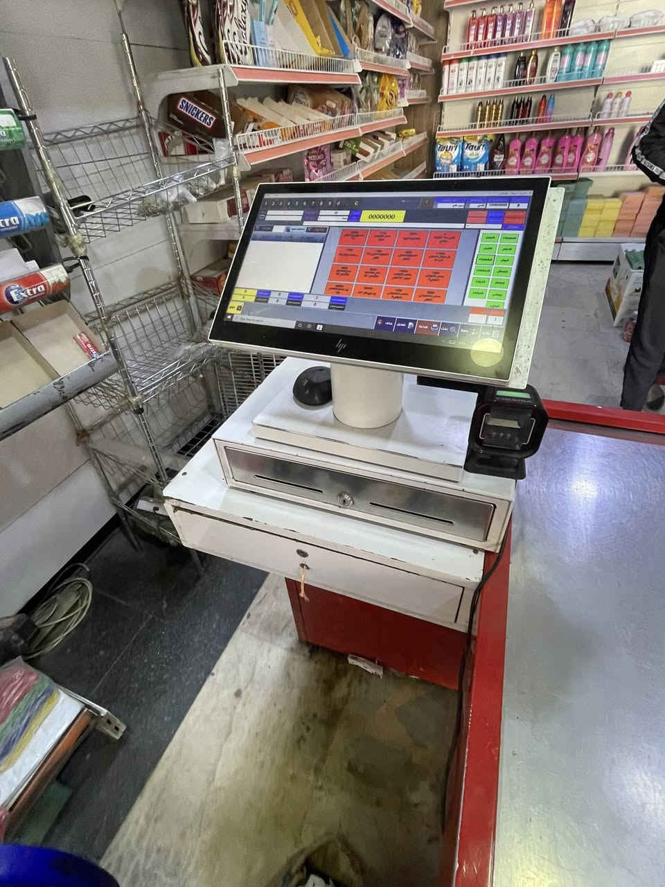 ميز كاشير + كاشير كامل الملحقات طابعه 
جهاز hb استعمال سنه جديد من كل النواحي 
العنوان بغداد الاعضميه شارع قاسم ابو الكص 
للاستفسار ***********
