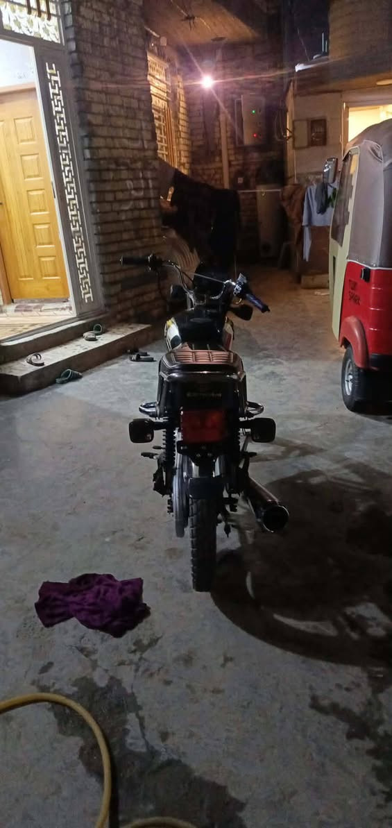 سلام عليكم شباب دراجه للبيع موديل 22 ما بها اي شيء نقص اوراق كامله والعنوان بغداد جسر ديالى السعر 700 وبيها مجال الاتصال *********** دراجه خير من الله محرك ما مفتوح
