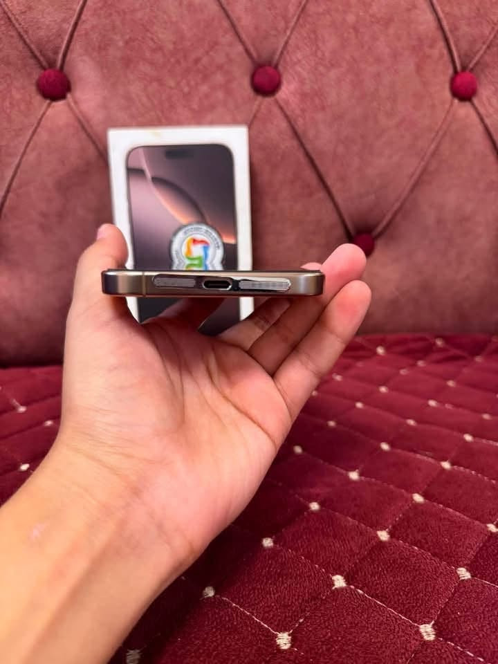 ‏iPhone 16 Pro Max نظافة 100% بطارية 92 عربي شرطة أوسط مكاني بصره السعر1350 اللون ذهبي￼***********
