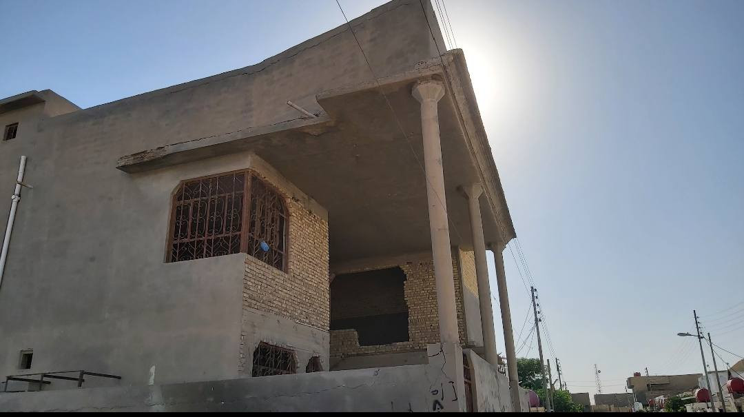 الدار للبيع
الصوب الكبير حي الشهداء شارع المصابيح خلف حسينية آل بطاي يتكون من ٣طوابق 
9غرف نوم براني 13م مطبخ حار وبارد كراج سيارة ٢صالة دبل ٤مجمعات صحية سعر 210 وبي مجال للشراي ***********
