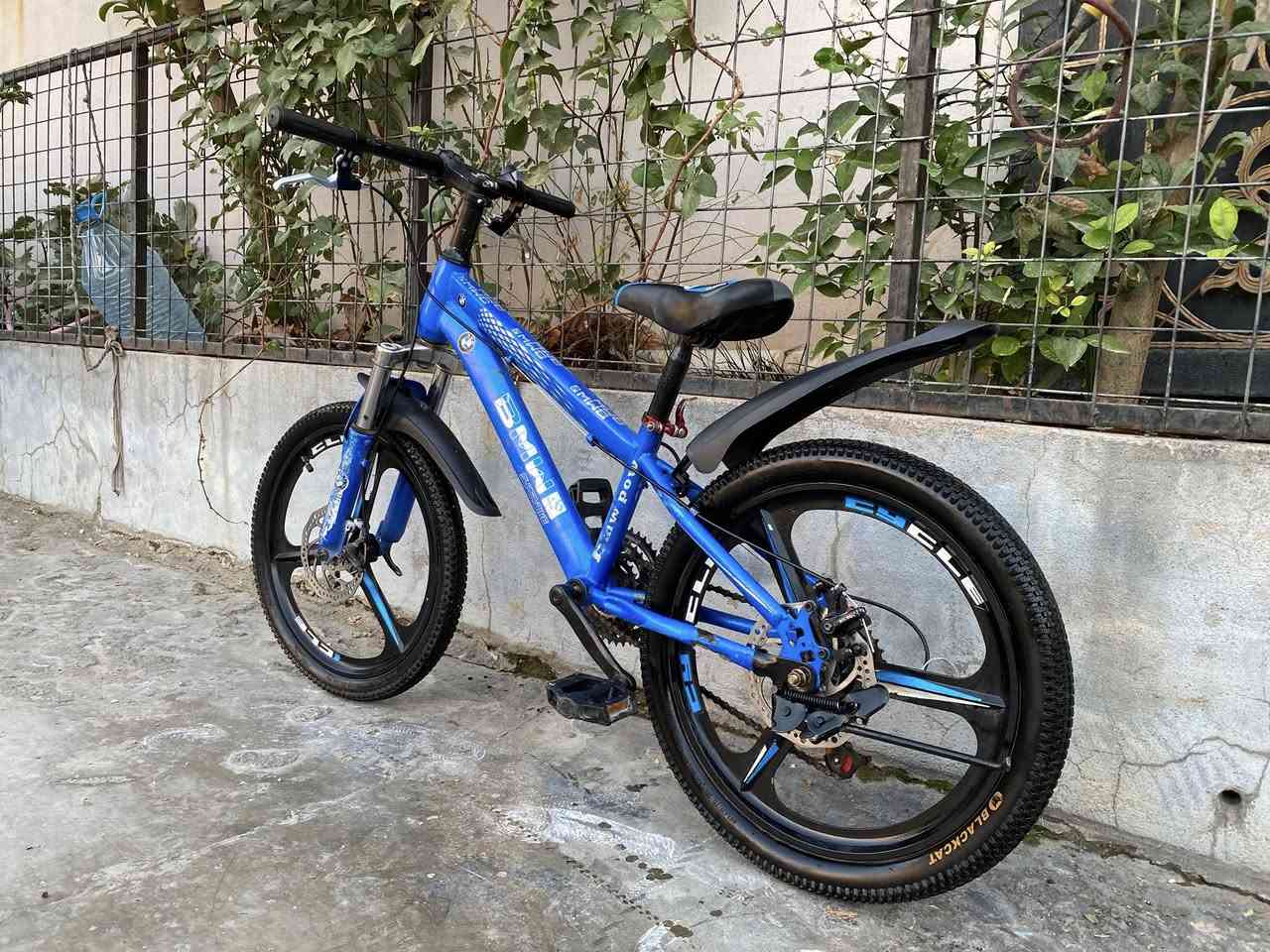 ئەم پاسکیلە بۆ فرۆشتن قیاسی ۲٠ ییە زۆر زۆر تازەو جوانە حسابکە لۆکە ۷ گێڕە ئیستۆپی دیسکە ماشەی دەبڵە ویل کەپە تایەی تازەیە هەموو گیانی بەشەرت هیچ عەیبێکی نییە 
سلێمانی بەکرەجۆ
*********** ***********
