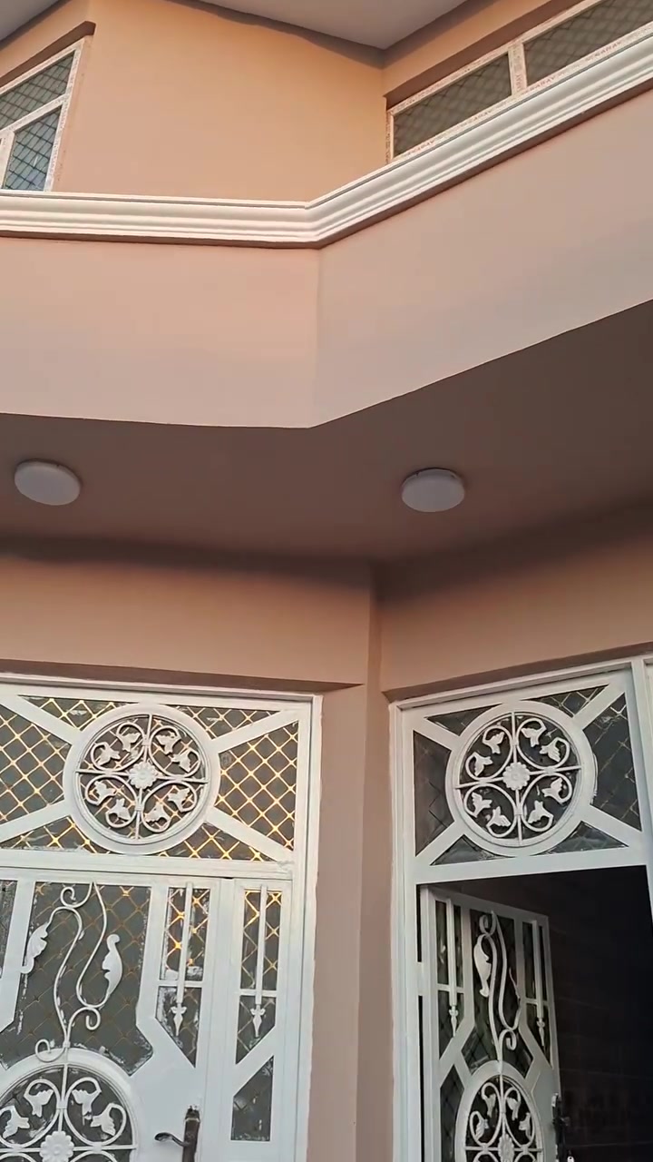 بيت للبيع مساحته 100 مربعه دور زراعه ثانيه مطبخ واستقبال وصاله وغرفه نوم وقاط ثاني غرفتين نوم وسطح لاستفسار الاتصال على الرقم ***********

