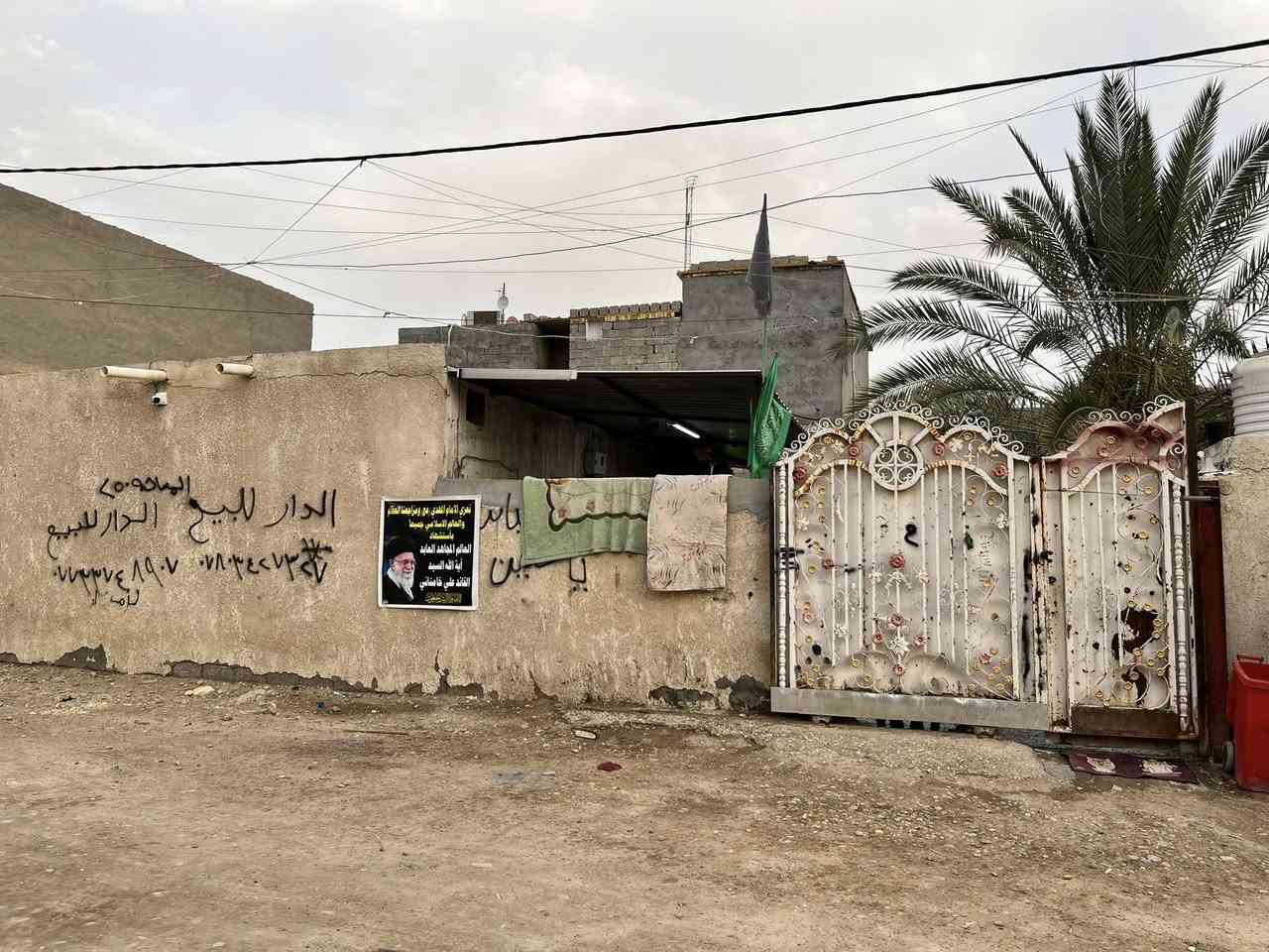 السلام عليكم
دار للبيع حي المنتظر الأولى الشارع الاول 

المساحة ٢٥٠ م 

يحتوي علئ غرفيتن ، صالة ، مطبخ ،حديقة كما موضح بالصور للاستسفار 

***********
