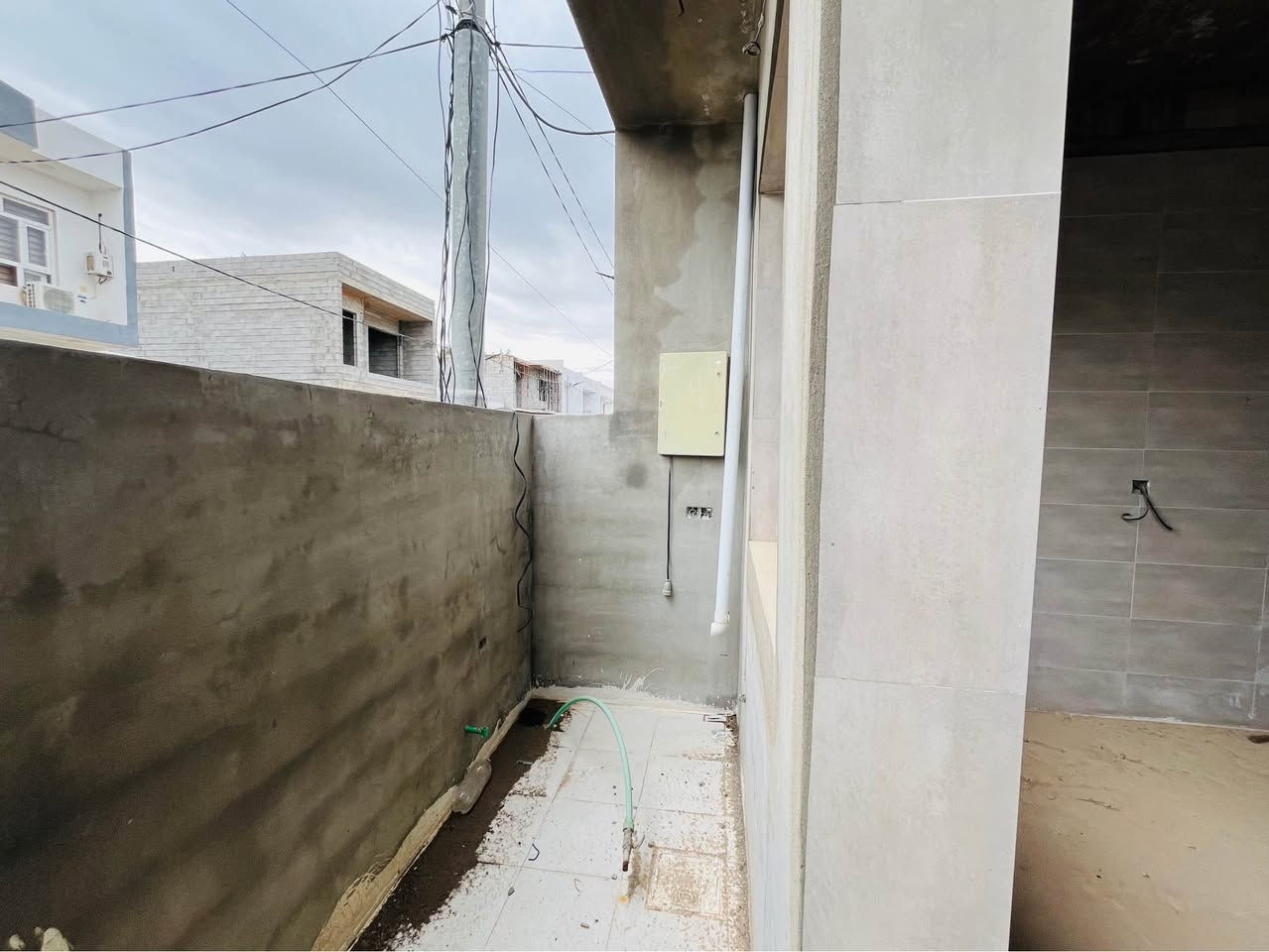 دار للبيع 100م مربع ركن 
داره كوناره فرع مخبز أم مصطفى 
طابو زراعي سند 25 بأسمي 
يحتوي على 
غرفتين نوم 
هول داخلي 
استقبال كبير 
مطبخ ومطبخ حار 
بيتونه 
البيت باقيله فقط سقف ثانوي وبيبان وسويج بلاكات 
للاستفسار *********** خناقين, ديالى
