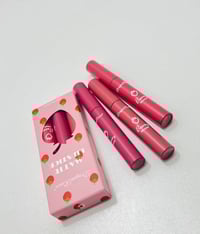 أحمر شفايف مطفي • طقم ٣ قطع • ملمس مخملي