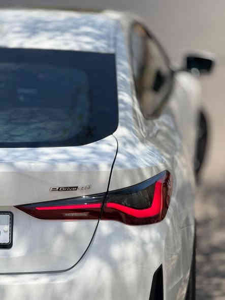 السلام عليكم 
بي ام دبليو BMW i4 Edrive40 2023
كهرباء بالكامل
المواصفات:
  
 بطارية 84 كيلو واط  (الشحنة تمشي 400-500 كيلومتر)
بانوراما
 لايتات امامية متحركة عدسة Adaptive laser led 
 حساسات امامية وخلفية 
 رادات جانبية وامامية
 كاميرا  خلفية 
 توقف ذاتي 
 تنبيه اصدام للمركبات وللاشخاص
 محدد ومثبت سرعة + تنبيه الخروج من المسار
 نظام الترفيه idrive 8 احدث نظام 
 ممكن عرض خريطة ويز على الشاشة الاماميه (امام السائق)
 المسافة المقطوعة 26,000 ميل 
 مقاعد كهرباء + تسخين مقاعد + تسخين مقود قيادة
 اوامر صوتيه في النظام الترفيهي 
 السرعة من 0-100 خلال 5 ثواني 
 حادث السيارة : الجاملغ الخلفي فقط
بدون ايرباك (ايرباكات سليمة )
 السيارة جديدة جداً ونظيفة ومناقصها اي شي 
 السعر 32,000$ بيها مجال بسيط جداً 
 مكان السيارة اربيل / موصل 
 رقم الهاتف ***********
