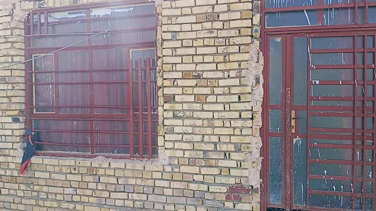 السلام عليكم بيت للبيع بال مراد مساحه 200 متر يتكون غرفتين صاله صحيات داخليه وخارجيه مت متواجد على الواتساب شارع مالته 6 امتار نظيفه بعد له باب شباك وسقف بيت طابوق بنيان جديد يتكون البيت غرفتين ومنور وصاله بيتونه ودرج كامل ماي كهرباء مولده سعر 32 وبيها مجال الداخل مالته كامل متواجد على الواتساب رقم الهاتف *********** خاف ما تحصلوني متواجد على الواتساب
