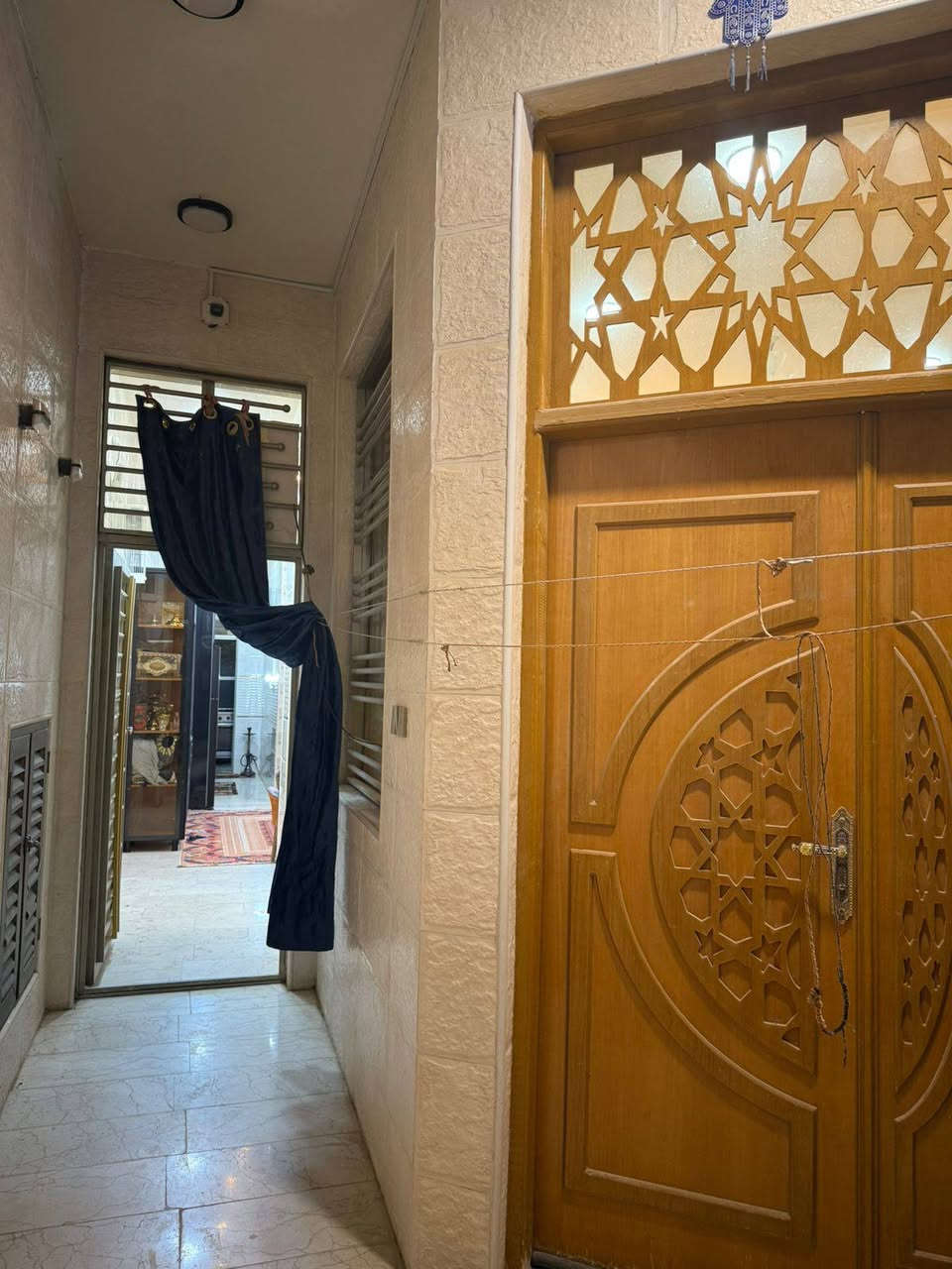 من صاحب البيت مباشر دار للبيع ١٠٠ متر طابو زراعي سند ٢٥مشمول بالتطويب طابقين دبل باليوم الواجهه والنزال 6في 17 كوفه علوه الفحل قرب جسر الإمام علي مقابل مدرسه عبدالله الرضيع شارع عرض ٨م مبلط يتكون الدار من ثلاث غرف نوم واحده (نظام سويت)وصاله واستقبال ومطبخ يتكون حار وبارد وأربع مجموعات صحيه ومخزن والبناء طابوق نهروان وسقف صب كونكريت وأرضيه مرمر للاستفسار ***********
