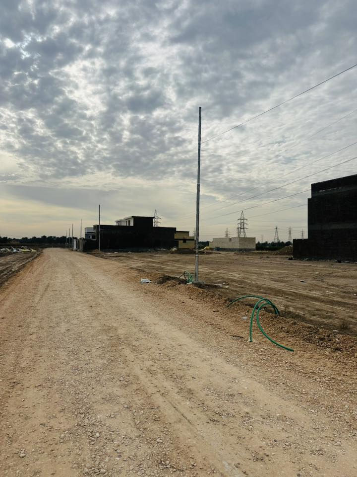 قطعة ارض 300 متر زراعي سند 25  ناحية الرشيد خلف مجمع الطرق والجسور ع شارع 8 متر تبعد عن الشارع العم 200 متر للبيع للاستفسار التواصل 
***********
