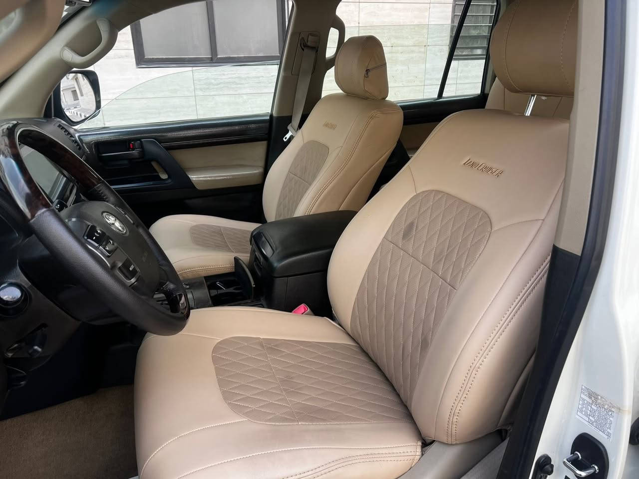 السلام عليكم لاندكروز موديل ١١ ستيني اصل تكمة وسنوية السيارة باسمي رقم دولي الجديد مكفول من حادث وصبغ وتبديل ومحرك وكير جاهزة ومابيها اي نقص تخم تاير وصدر جديد ونظافتها احلى من الصور ماشية ١٠٣ حقيقي شرط الفحص 
فتحة سقف سلايت 
بصمة ابواب وتشغيل 
فور ويل 
سبعة راكب 
داخل جلد بيجي 
مقعد السائق كهرباء 
انارة داخلية
اشاير مري 
مري شفط 
تحكم ستيرن 
حساس امامي خلفي 
زراك لايت 
اضاءة زنون 
مكانها بغداد وسعرها ٣٢٥ للاتصال 
***********
