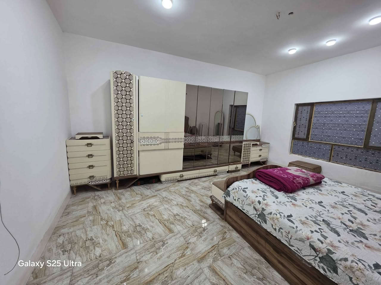 للبيع غرفه اخشاب تركيا فوق الدرجه الاولى جويات حديد 10 قطع باب سلايت الغرفه صايره ب20 ورقه  وهسه عارضه ب8 ورقات وبيه مجال بسيط بسبب البيع ضيق المكان حولت مكان اصغر وماتخدمني الشراي يتصل مكاني كربلاء سياحي قرب بانزين خانه الجوهره ***********
ملاحضه بيه فقط كسر في جراره ميز المرايه
بقيه الغرفه اخت الجديده كربلاء, العراق
