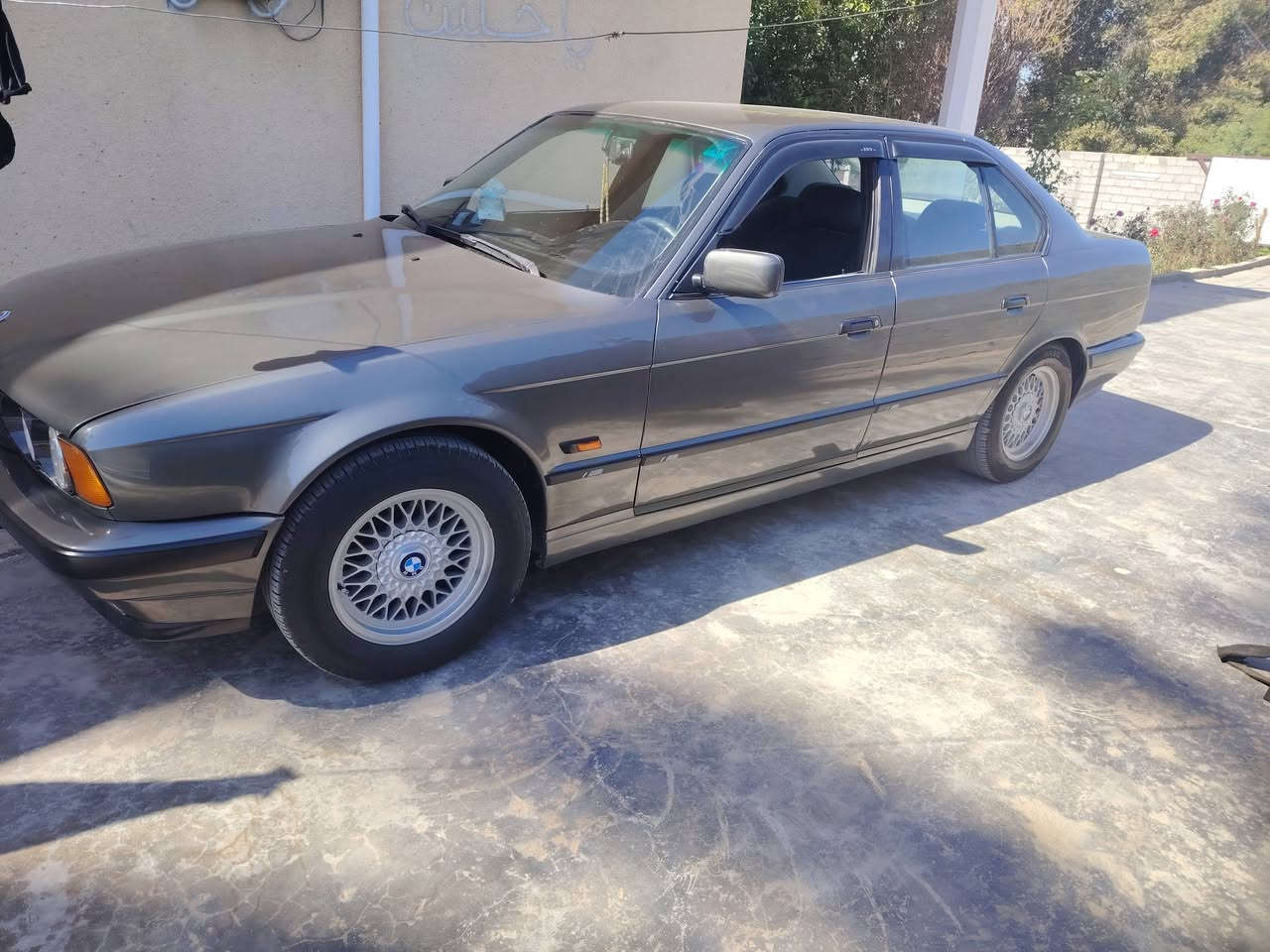 يا الله السلام عليكم اخوتي عندي بي ام للبيع 525 مفتوح محرك وكير كفاله وتبريد ويا  السويج  سنتر لوك شغال صبغ عام لا معجون ولا ضربه ما عدا الصبغ تكم ما مصبوغه رقم الهاتف *********** بي واتساب سعر 75 وبيها مجال قليل وسيارة بسمي تحويل مباشر مكان السياره بغداد اليوسفيه القصر الاوسط
