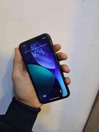 ايفون ١١عادي ذاكراء ٦٤ بطاريه ١٠٠ مبدال شاشه اصليه فيس إيدي يحتاج برمج...