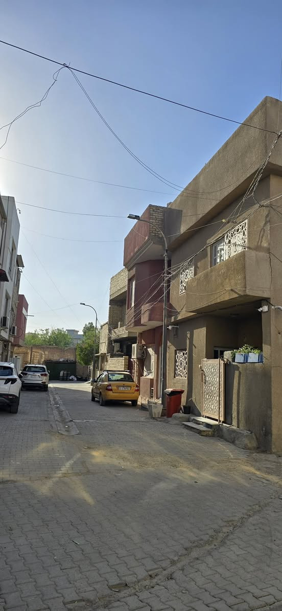 دار ركن للبيع ملك صرف
الموقع: الاعظمية / قرب مستشفى النعمان
المساحة: ٥٢.٥ م بالسند وواقع الحال ٧٠ متر ركن واجهة ٧متر  ونزال ١٠متر  شارع عريض وبناء مسلح وكما موضح بالصور وسند منفصل مع مشتمل فقط
الطابق الارضي صالة كبيرة (ومطبخ مع الكاونتر وملحقاته) وخدمات وترك
الطابق الاول غرفتين نوم وصحيات الاولى كبيرة تم دمجها كانت سابقاً غرفتين  
الطابق الثالث بيتونة مع مخزن سندوج بنل والبيت بحالة جيده ونظيف
السعر ٢٩٥ مليون وبي مجال
التواصل فقط على الرقم او وتس اب  / ***********
