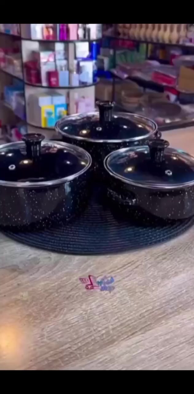 سيت قدور طبخ إيناميل ثلاثي مع أغطية زجاج

الاستخدامات

طهي الشوربات، المرق، الرز، والمعكرونة.

تحضير اليخنات والأطعمة اليومية بكميات مختلفة.

مناسب للاستخدام اليومي في المطبخ المنزلي.

مثالي للعائلات الصغيرة والمتوسطة.

المميزات

سيت مكوّن من 3 قدور بأحجام مختلفة لتغطية جميع احتياجات الطبخ.

مصنوع من معدن مطلي بطبقة إيناميل مقاومة للحرارة وسهلة التنظيف.

أغطية زجاجية شفافة مع فتحة بخار لمتابعة الطهي دون رفع الغطاء.

توزيع متوازن للحرارة يساعد على طهي متجانس.

مقابض جانبية متينة لسهولة الحمل والاستخدام.

تصميم منقّط أنيق باللون الأسود يناسب جميع المطابخ.

المقاسات:

- الكبير: قطر 20 سم – ارتفاع 9 سم
- الوسط: قطر 18 سم – ارتفاع 8.5 سم
- الصغير: قطر 16 سم – ارتفاع 8 سم

قياس الكارتون: 20 × 20 × 17 سم

محتويات الصندوق

قدر كبير قطر 20 سم + غطاء زجاجي.

قدر وسط قطر 18 سم + غطاء زجاجي.

قدر صغير قطر 16 سم + غطاء زجاجي.

الملاحظات

مناسب لمعظم أنواع المواقد المنزلية.

يُفضّل استخدام أدوات خشبية أو سيليكون للحفاظ على طبقة الإيناميل.

لا يُنصح بتعريض القدر لصدمة حرارية مباشرة (من حرارة عالية إلى ماء بارد).

يُغسل قبل الاستخدام الأول.
سعر 20الف


**إذا كنت صاحب هذا الإعلان وتريد حذفه لأي سبب، رجاءا أرسل رسالة إلى الدعم الفني**