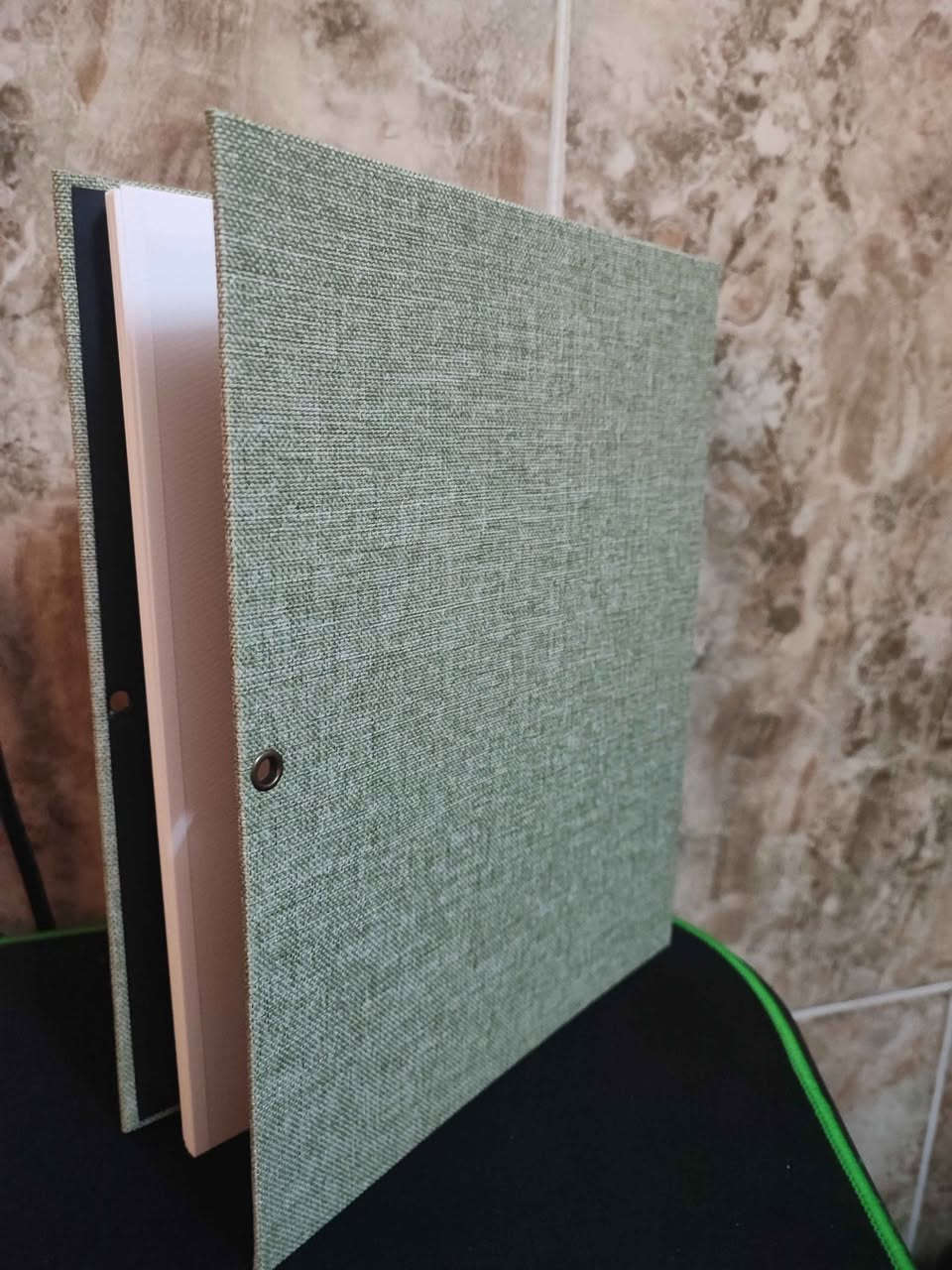 Photo album with hard cover green, 28 sheets, you can add more, comes with color pens set and shape frame drawer of 2.

البوم صور جديد 28 كرت غلاف خارجي اخضر ذو جودة عالية يمكن اضافة كروت اضافية عند شراء ياتي مع سيت الوان ومرسم الاشكال كما في صورة أربيل, العراق


**إذا كنت صاحب هذا الإعلان وتريد حذفه لأي سبب، رجاءا أرسل رسالة إلى الدعم الفني**