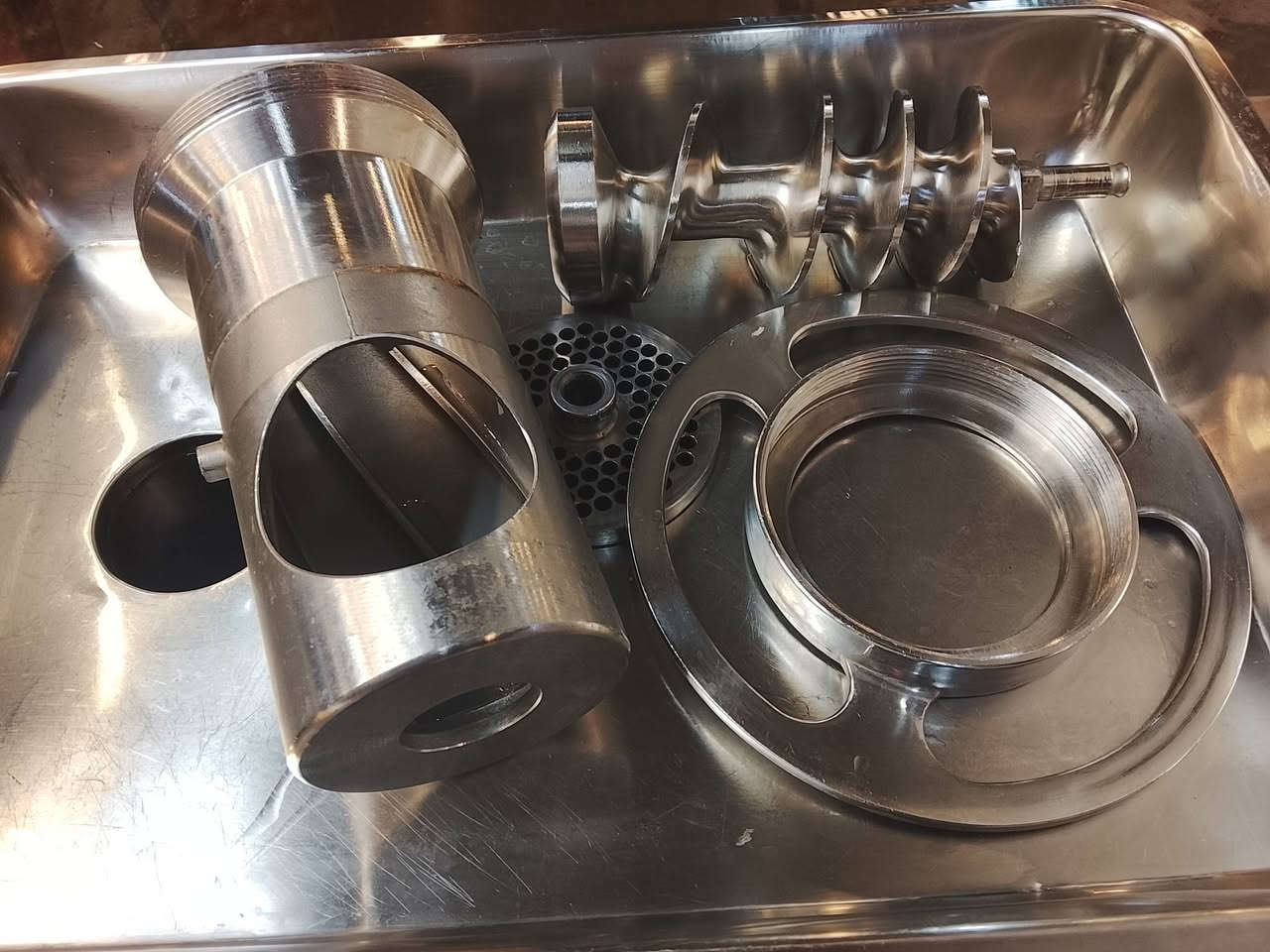 السلام عليكم ماكنة لحم نظافة فول مع استخدام قليل لمدة شهر الحجم 32 للحجز او استفسار ***********
