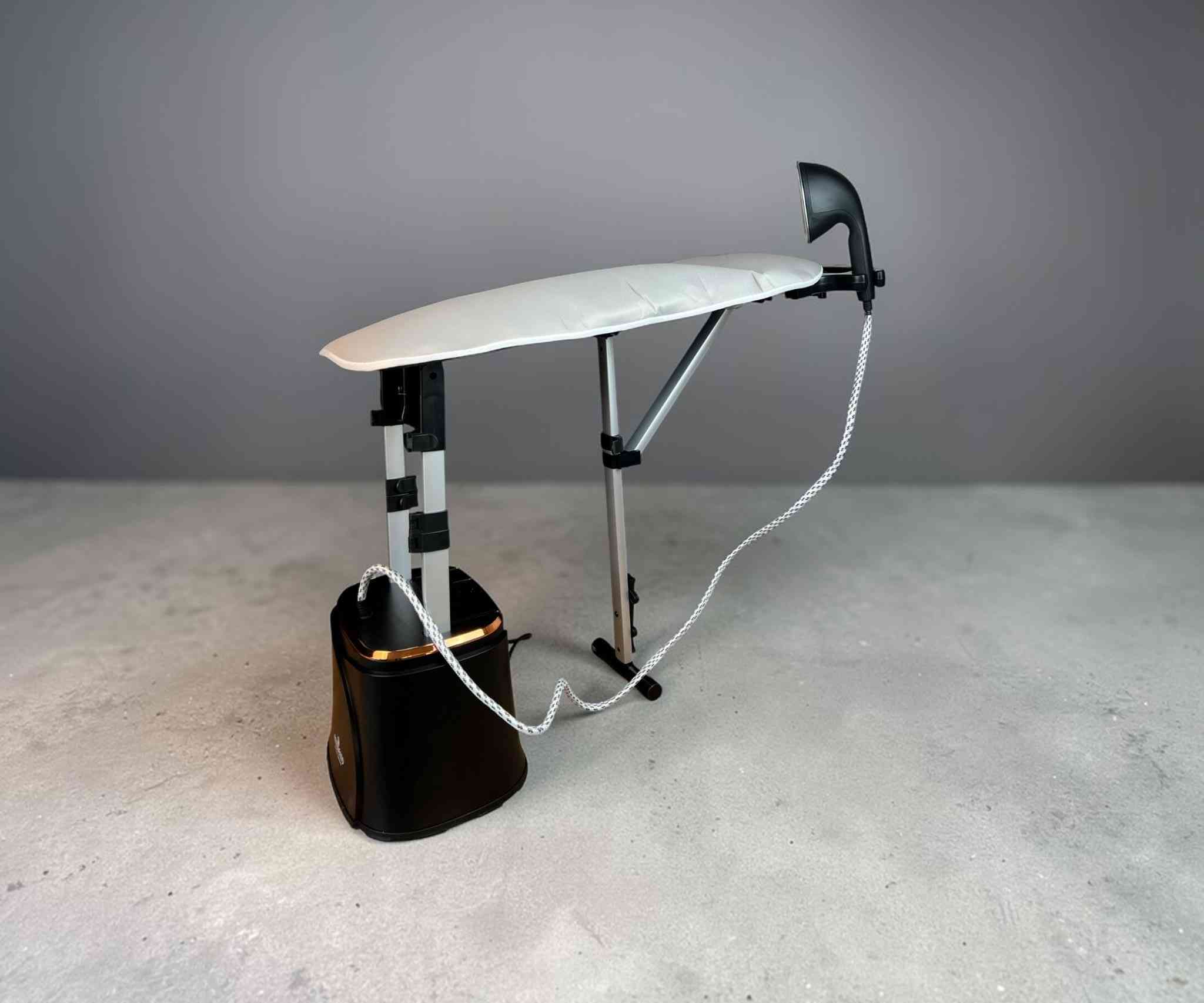 جهاز كوي بخاري 2×1 (ستاند ومنضدي) امبليوم 1950 واط – خزان 2.2 لتر
الاستخدامات:

كيّ الملابس بالبخار بشكل عمودي على الستاند.

استخدامه كمنضدي (طاولة كي) للكيّ التقليدي.

مناسب للقمصان، الفساتين، البدلات، الستائر والمفروشات.

إزالة التجاعيد بسرعة دون الحاجة لمكواة ثقيلة.

مثالي للاستخدام المنزلي اليومي.

المميزات:

قدرة كهربائية عالية: 1950 واط.

تصميم 2 في 1: استخدام ستاند عمودي أو منضدي.

سعة خزان ماء كبيرة: 2.2 لتر.

معدل ضخ بخار: 30 غرامدقيقة.

وقت تشغيل يصل إلى 70 دقيقة.

تحكم بثلاث مستويات بخار (Level 3).

تسخين سريع مع مؤشر ضوئي.

لوح كي مدمج قابل للطي.

عمود قابل للتعديل بالارتفاع.

رأس بخار واسع لتوزيع أفضل.

قاعدة ثابتة مانعة للانزلاق.

ملحقات إضافية: فرشاة بخار + قفاز حماية.

ضمان سنة من تاريخ الشراء

محتويات الصندوق:

جهاز الكي البخاري مع القاعدة.

لوح كي مدمج.

رأس بخار.

فرشاة بخار.

قفاز حماية.

دليل استخدام.

كارت ضمان.

الملاحظات:

قياس الكارتون: 41 × 28 × 41 سم.

يعمل على كهرباء 220–240V.

يفضل استخدام ماء نقي لتقليل التكلس.

ضمان سنة حسب الشركة المصنعة.

السعر 140الف توصيل بغداد المحافظات مجانا


**إذا كنت صاحب هذا الإعلان وتريد حذفه لأي سبب، رجاءا أرسل رسالة إلى الدعم الفني**