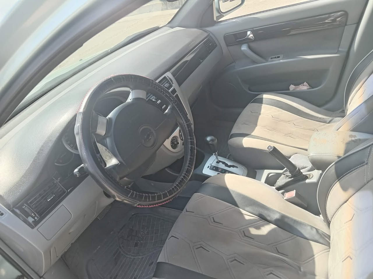 السلام عليكم للبيع اوبترا  2007 سيارة بدون صبغ كير توماتيك كير محرك شرط رقم نينوى اجنبي سنوية جديدة تبريد تدفئة تحويل وكالة بشرط السيارة باسمي سيارة كاملة مابيها اي نقص مكان السيارة موصل الايسر 
السعر 80 وبيها مجال 
***********
