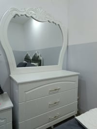 ميز تواليت • للبيع • راسل