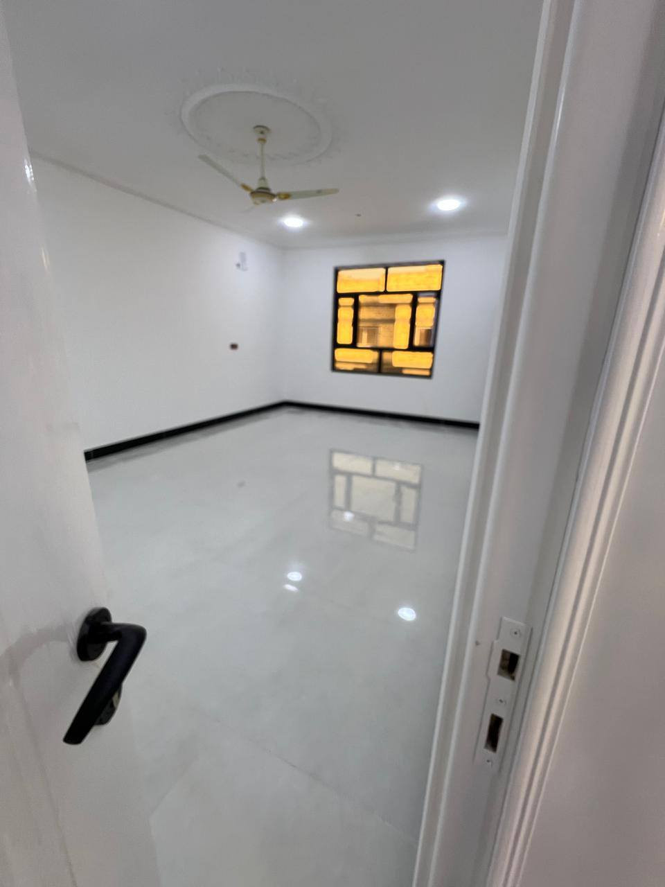 #اسعد #الله اوقاتكم بكل خير احبتي🫶🏻
      ***********☎️
#جبنالكم #فله #طابقين✅
 بمساحه 250 متر✅
نوع العقار طابو صرف عرصه✅
تحويل بأسم المشتري مباشر✅
#يحتوي #الطابق #الأرضي✅
على غرف منام عدد3 ماستر
+ديوان+كبير+مطبخ+صاله كبيره
+صحيات داخليه كبيره+منور عدد 2
+كراج🚘 +حديقه🌹🌲🍀🌺🌴🌹
+صحيات خارجيه
#الطابق #الثاني #يحتوي
على غرف منام عدد3 ماستر
+صاله كبيره +صحيات كبير
+صطح سيراميك +مسقفات كي سبان
عن الرطوبه وحرارة الصيف الدار
جدآ متعوب عليه مال جناي
لحك واشتري قبل لاينباع
العنوان البصرة ابي الخصيب
 غرب المحكمة الجديدة 
#السعر #المطلوب
 260مليون قابل للتفاوض
مع توفر كافة الخدمات
 #شارع 15مترتبليط بلباب انارة💡ماء كهرباء مجاري
فارق جاهزة للسكن 
      ***********
نستقبل كافة العروض العقاريه✍️
