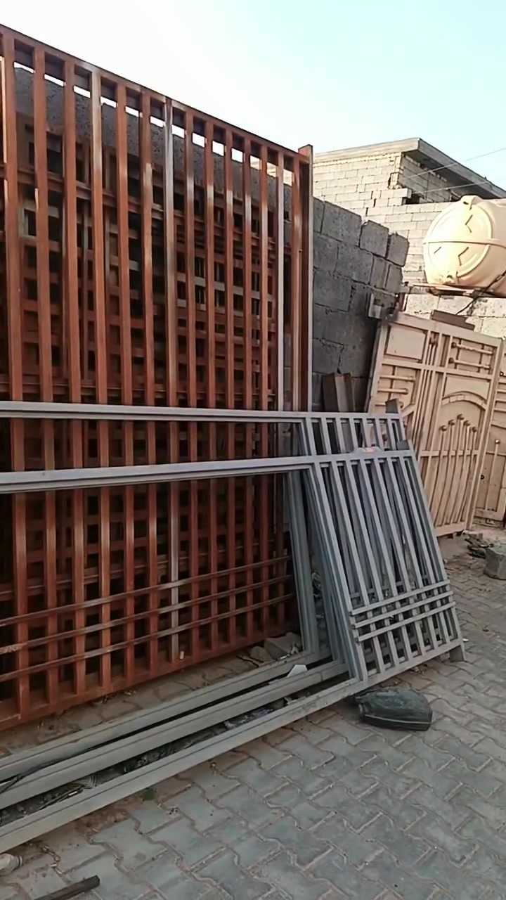 قطعة ارض للبيع 
المساحة:170 متر 
المواصفات: طابو زراعي سند 25 كامل خدمات مي مجاري 
عرض الفرع 5 أمتار ، الفرع  مقرنص 
الموقع: بغداد سبع قصور شارع حزب الدعوة بل بداية 
السعر :35 و بيها مجال بسيط 
للاستفسار الاتصال على هذا الرقم:
***********
