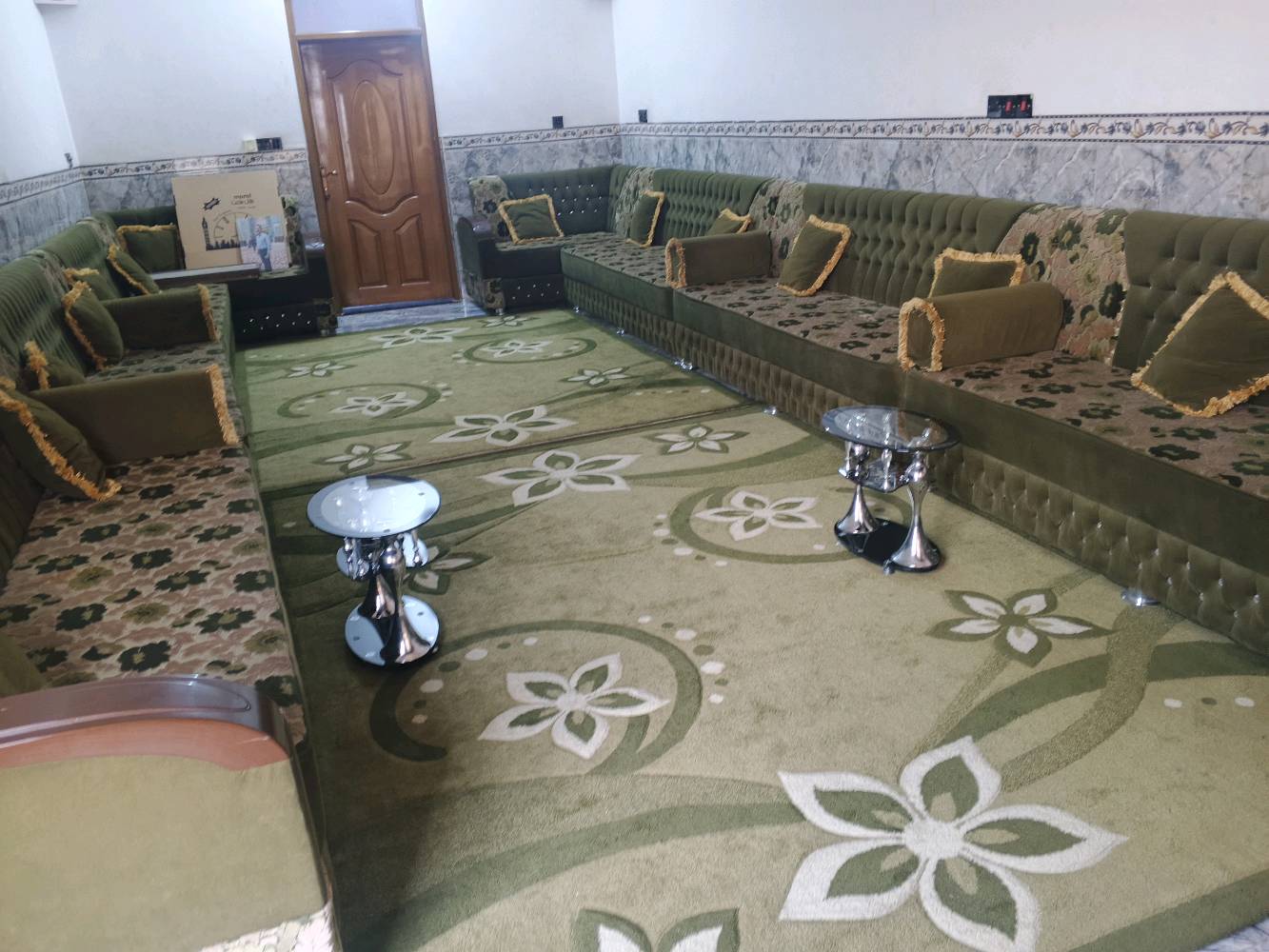 اثاث الاستقبال كامل 
تخم + زوالي 2 + بردات 2 
للتفاصيل ***********