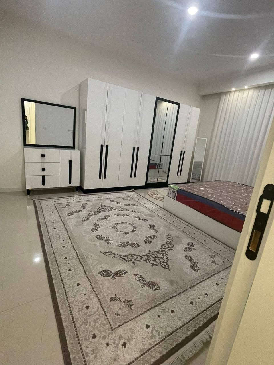 شقة مؤثثة للإيجار – مجمع مارينا السكني

 الموقع: مجمع مارينا السكني، مجاور مجمع النخيل الترفيهي وقريب من جسر الجادرية
✨ استلام جديد – صفر

المساحة: 145 م²
 الطابق: 11

 تفاصيل الشقة:
▪️ غرفتا نوم (واحدة ماستر)
▪️ صالة كبيرة بمساحة 84 م²
▪️ 3 حمامات
▪️ مطبخ مجهز بالكامل
▪️ شقة مؤثثة بالكامل وجاهزة للسكن

 الإيجار: 2,000,000 دينار شهرياً

  للتواصل:
***********
