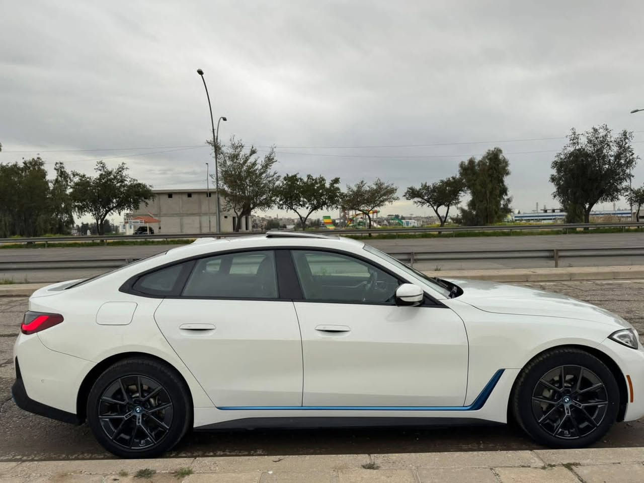 بيع مستعجل … تم تنزيل السعر (بيع فقط بدون مراوس)
BMW i4 Edrive40 2023
كهرباء بالكامل
.
المواصفات :
  
 بطارية 84 كيلو واط  (الشحنة تمشي 400-500 كيلومتر)
بانوراما
لايتات امامية متحركة عدسة Adaptive laser led 
حساسات امامية وخلفية 
رادات جانبية وامامية
كاميرا  خلفية 
انارة محيطية ambient lights ￼
توقف ذاتي 
تنبيه اصدام للمركبات وللاشخاص
محدد ومثبت سرعة + تنبيه الخروج من المسار
نظام الترفيه idrive 8 احدث نظام 
ممكن عرض خريطة ويز على الشاشة الاماميه (امام السائق)
المسافة المقطوعة 32,000 ميل 
مقاعد كهرباء + تسخين مقاعد + تسخين مقود قيادة
اوامر صوتيه في النظام الترفيهي 
السرعة من 0-100 خلال 5 ثواني 
حادث السيارة : الجاملغ الخلفي فقط
بدون ايرباك (ايرباكات سليمة )
 

رقم الهاتف … متوفر واتساب
 ***********
