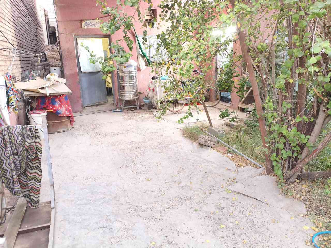 سلام عليكم بيت مساحة250متر  حي لاكرمين فرع مقبيل ابو جورج طابق وحد حمام دخلي وخارجي غرفتين مثل موضح بصوره /***********
