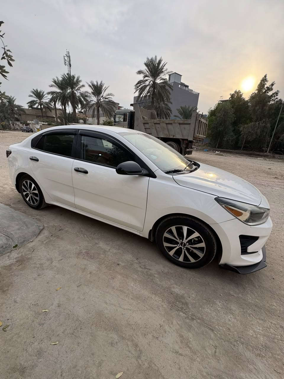 السلام عليكم 
كيا ريو موديل ٢٠٢٣ السيارة امريكية 
مكينة ١٦٠٠ دوش 
عدد الممشى ١٠٥٠٠ وقابل للزيادة 
حادثها جامرلغ تصلح ع لبارد وشوية تكحيل 
ولبنيد صار بي شوية معجون وصبغ 
صور الحادث مرفقة بالمنشور 
رقم ديالى الانكليزي جديد 
هزة جديدة 
وسنوية الى ٢٠٣٠ 
    مواصفاتها 
شاشة ابل كار بلاي 
كامرة خلفية 
كروز مثبت سرعة 
نظام سبورت 
تبريدها ثلج شرطط دينار واحد مصرف ع تبريدها 
كير ومكينة مكفولات كفالة عامة للأخير 
تخم ويل كب حجم ١٦ معلاية رقم لان لبلادي يجي ١٥ 
تخم تايرات جديد 
سيارة كاملة من كلشي مامخلي بيها نقص برغي 
صار ٥ اشهر من اخذتها 
سيارة عارضها ب ١٣٧ وبيها مجال 
للأستفسار على الواتس ***********
