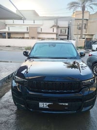 جيب كراند شيروكي بلاك توب //فول لمتد عدا فتحه حادثها موضحة بالصورة اير...