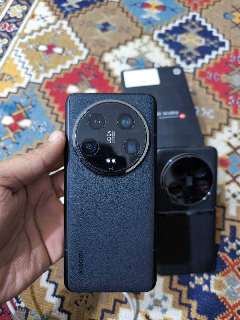 سلام عليكم
(Xiaomi 14 Ultra) 

المواصفات الأساسية:
المعالج: Snapdragon 8 Gen 3 بتقنية 4 نانومتر، مع معالج رسومي Adreno 750.
الشاشة: من نوع LTPO AMOLED بحجم 6.73 بوصة، بدقة WQHD+ (3200 × 1440)، ومعدل تحديث ديناميكي من 1 إلى 120 هرتز، مع سطوع يصل إلى 3000 شمعة.
الذاكرة والتخزين:
الرام: 12 أو 12 جيجابايت (LPDDR5X).
التخزين: 256 جيجابايت
البطارية والشحن:
السعة 5300 مللي أمبير 
الشحن السلكي: 90 واط (يصل لـ 100% في حوالي 33 دقيقة).

نظام الكاميرات (Leica):
يحتوي الهاتف على نظام رباعي للكاميرات الخلفية بدقة 50 ميجابكسل لكل منها: 
الرئيسية: بمستشعر كبير قياس 1 بوصة (LYT-900) مع فتحة عدسة متغيرة (f/1.63 إلى f/4.0) ومثبت بصري OIS.
الزاوية العريضة: f/1.8 مع زاوية رؤية 122 درجة.
تيلفوتو (Telephoto): تقريب بصري 3.2x مع مثبت بصري OIS.
بيريسكوب (Periscope): تقريب بصري 5x مع مثبت بصري OIS.
الكاميرا الأمامية: 32 ميجابكسل بفتحة عدسة f/2.0.

مميزات إضافية:
المتانة: مقاومة الغبار والماء بمعيار IP68، واستخدام زجاج Xiaomi Shield Glass للحماية.
التصميم: إطار من الألومنيوم أو التيتانيوم (نسخة خاصة)، مع خلفية من الجلد الصديق للبيئة أو الزجاج.
نظام التشغيل: واجهة HyperOS المبنية على أندرويد 14.
الصوت: سماعات ستيريو مزدوجة مع دعم Dolby Atmos ونظام 4 ميكروفونات لتسجيل صوتي محيطي. 

سعر 850
سكن بعداد تاجي 
***********
