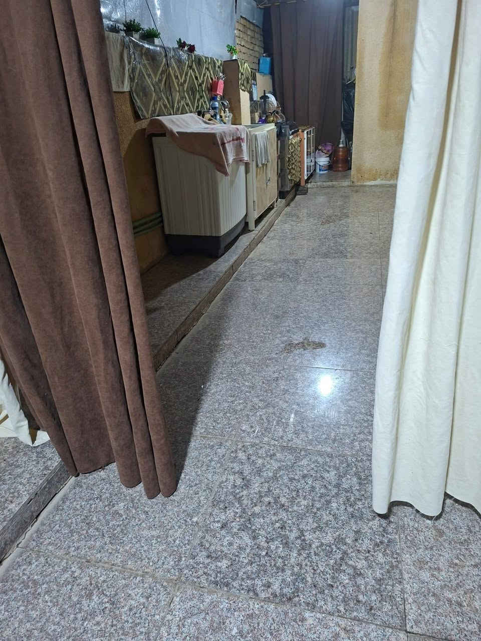 بيت في الكريمية قرب الاسالة 200 م 
البناء :- استقبال + غرفتين نوم + صالة + مطبخ حار ومطبخ بارد 
موبايل ***********
