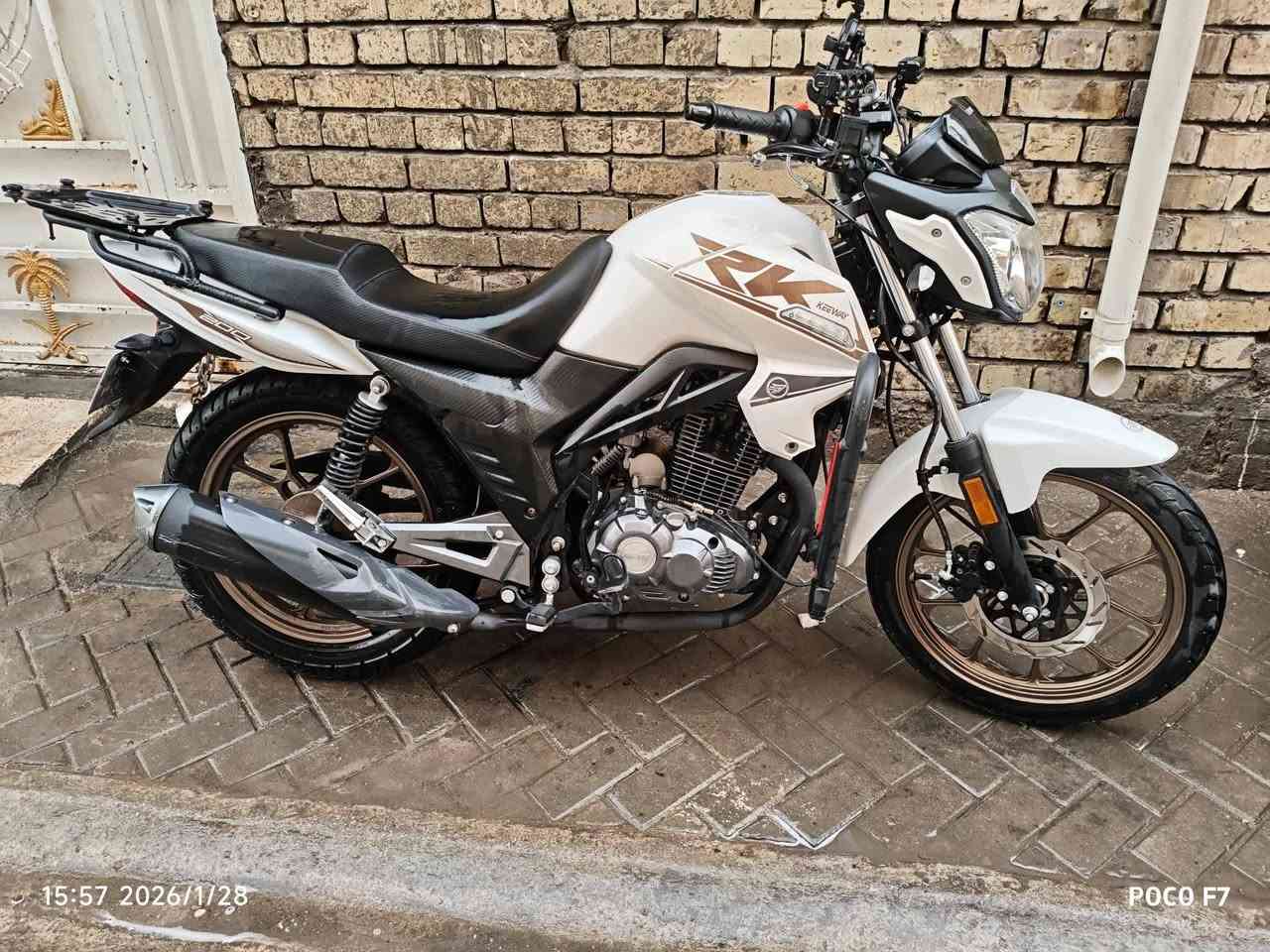 السلام عليكم
دراجة RK200 للبيع 
مكفولة من كلشي بس الكسر الموضح بالصورة ماشية اخمصطعش الف
تبديل دهن كل الف وخمسمية دهن امزويل 
مكاني بغداد مدينة الصدر 
مليونين وخمسمية وبيهة مجال للشراي 
رقم التليفون ***********
