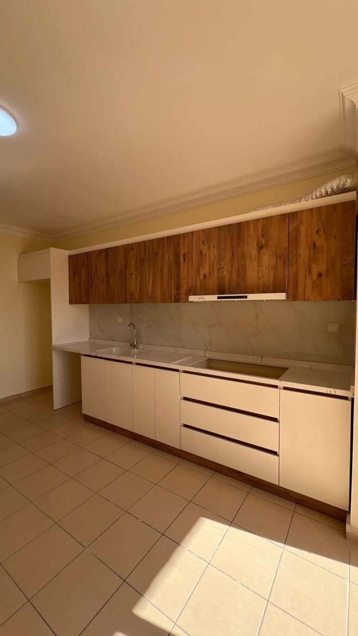 شقة للبيع في افروستي 
طابق ٩
مساحة 186
واجهة جنوب غرب 
ارقام الهواتف
***********
