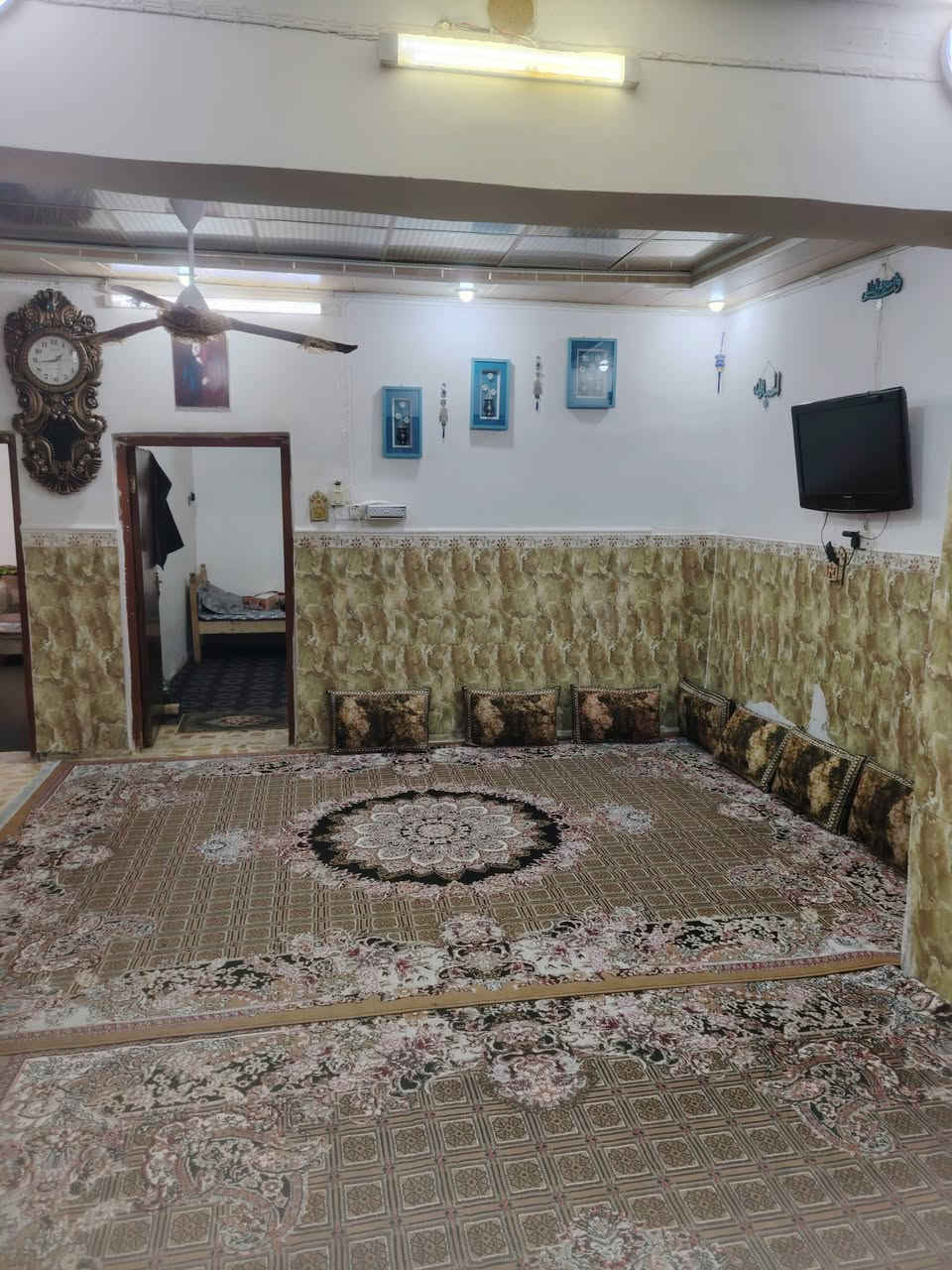 مساحه 100
9*11
:يحتوي على
4 غرف نوم
وصاله فوك وجوه
واستقبال
مجمع صحيات عدد 2
مطبغ+ مخزن

مكان حي الصدر الأول مقابيل الحضاره 
***********
