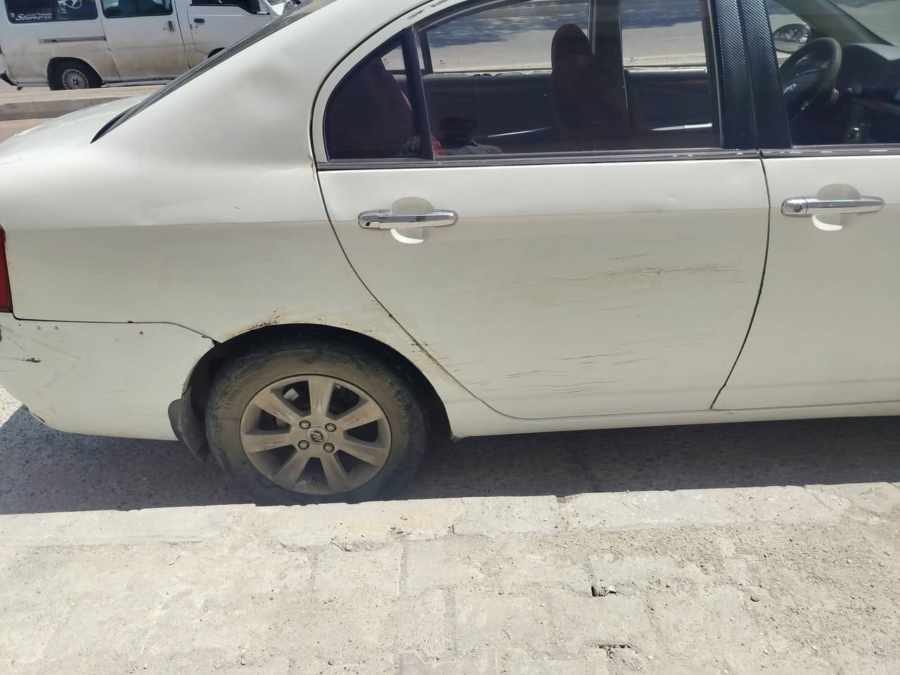 ليفان ٢٠١١  محرك كورلا كير عادي
بدون صبغ  سنويه بسمي  السعر 30 ورقه

مكانه خانقين
***********
