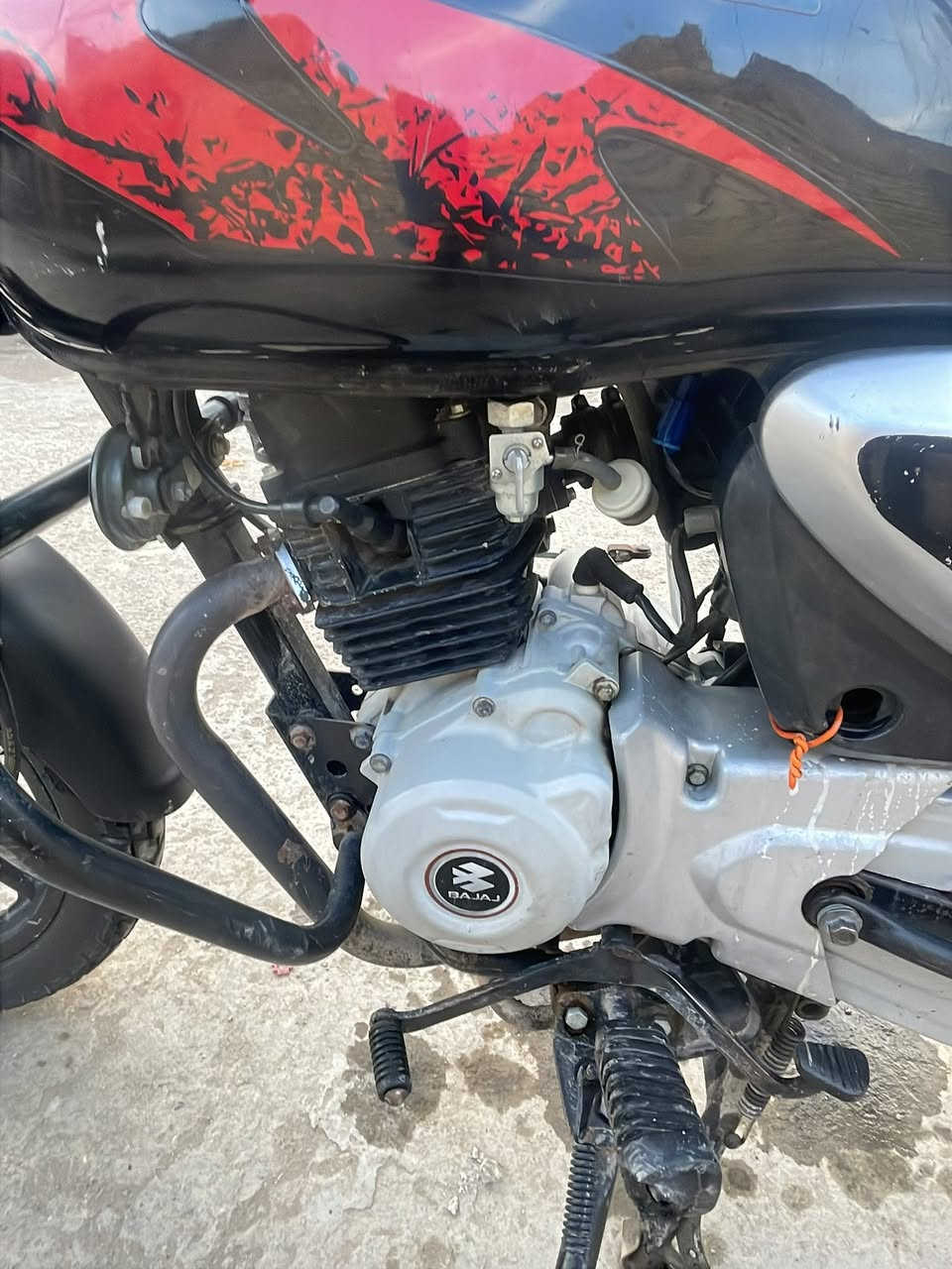 السلام عليكم

بوكسر  جبلي 2022

   5  كير 

تايرات جديد 

باتري جديد 

كابريتر جديد والاصلي موجود عندي 

المكينه بيها خيط تبخير خفيف كلش 

كهربائيات كلها شغاله 

اوراقها ضايعه اكفلها من السرقه ومن كلشي 

السعر مليون وبيها مجال بسيط 

مكان بغداد الدوره 

الرقم ***********
