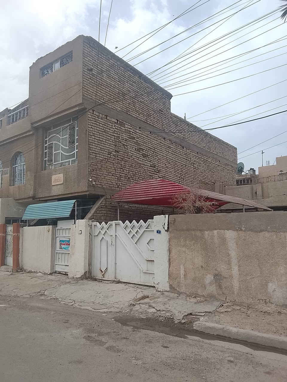 سلام عليكم بيت 100 متر طابو ملك صرف واجهة 4 متر نزال 25 طابقين 4 غرف نوم ومطبخ وحمام وبيتونة وسطح كامل بس يحتاجلة قطوعات مكاني بغداد بياع حي المواصلات بداية حي المواصلات *********** السعر 190 وبية مجال
