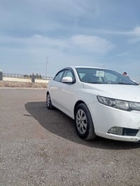 للبيع كيا سيراتو 2011 – أبيض  السيارة بدون ضرر الداخل لونين   صبُق دوس...