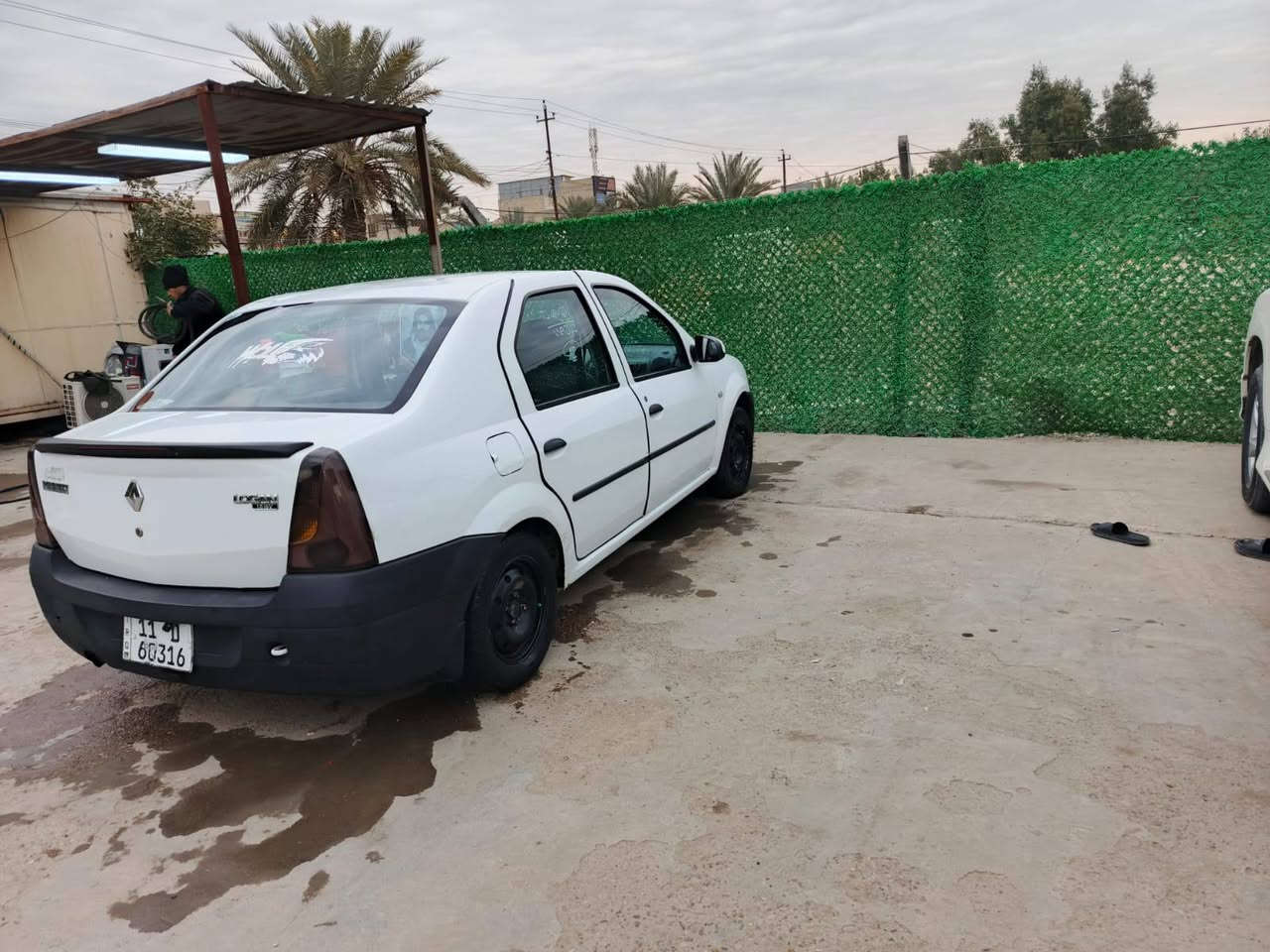 السلام عليكم 
 رينو لوكان للبيع  2009
 مكينة كير خير من الله مكفولة 
دواخل كهربائيات كشر فول شاشه دوشمه جديدة 
سيارة كاملة ربع ما اذب عليها تخم تايرات وبنزات 
قوايش تخم جديد فيت بم ومنضومه بنزين جديدة 
 رقم بغداد انكليزي وسنوية تحويل مباشر باسمي 
 سعر 45 ورقة بيها مجال بسيط حك جيه ،
 واتساب ***********
