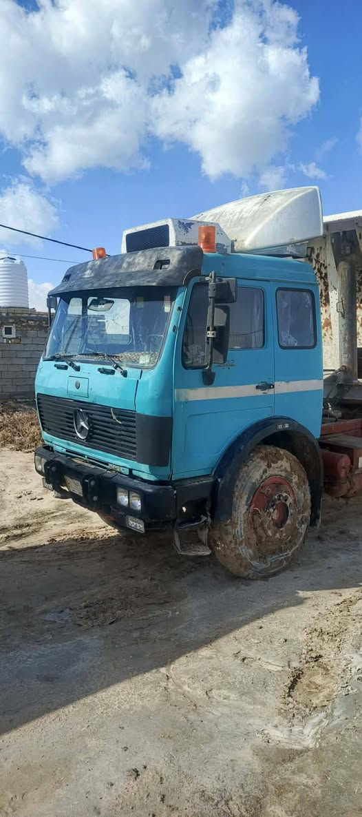 للبيع راس وعربانه المكان النجف الأشرف بحر النجف 
تريله موديل 74الشاصي مكفول .مكينه 10لاتبخر ولاتنقص.كير برميل 160. تخم تاير راس وعربانه .العربانه شرط كفاله  جك الماني شرط مامفتوح .الرقم انبار الماني.
للاستفسار..***********....***********
