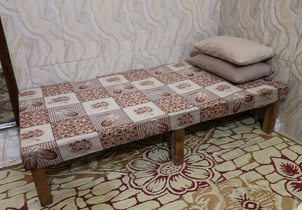 للجادين
جرباية حديد ب 40 وبيها مجال
تخت جربايه خشب ب25 وبي مجال
(بس الجربايه) 
للتواصل على الواتساب او الاتصال على الرقم ***********
