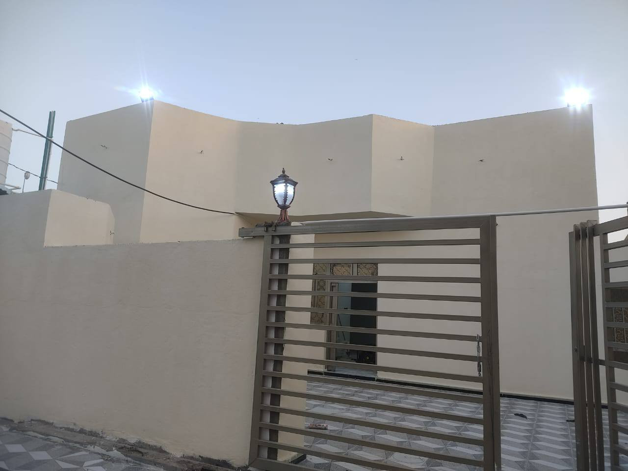 السلام عليكم بيت للبيع المساحه 250 الوجه 12ونص نزال 20 البيت يحتوي الطابق الاول على غرفتين صاله كبيره مطبخ حار وبارد استقبال مستقل صحيات خارجيه وداخليه الطابق الثاني غرفتين و صاله موقع حي الامير قرب المدارس قريب الفوج قريب مدرسه المنار الاهليه خلف مجمع ركن المدارس مجمع ابو اركان بلفرع اول ماتدخل للفرع
***********
