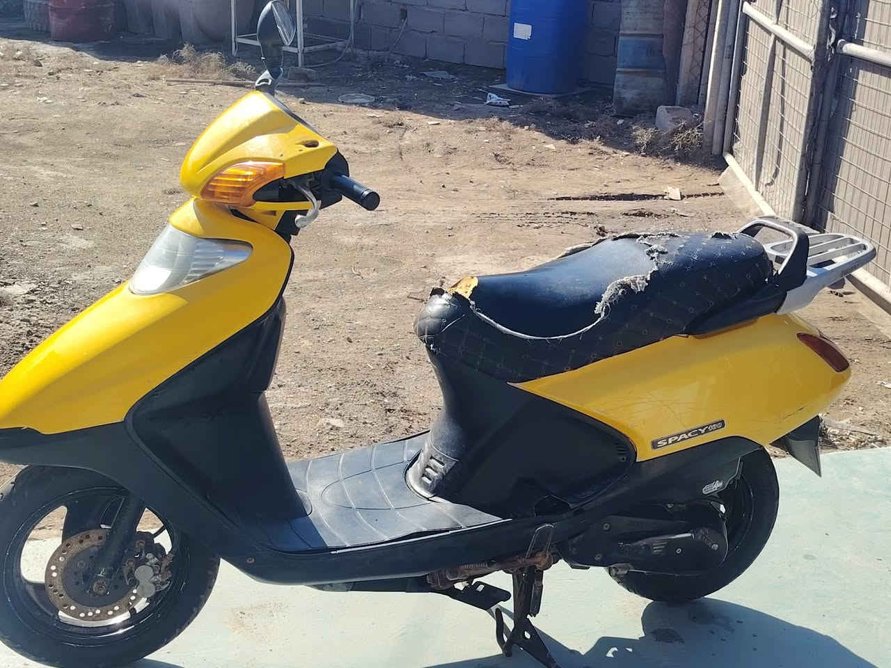 اخوان عندي دراجه سبيسي عدد اثنين مجفتات يشتغلن بس نقصهن اشياء بسيطه ياباني كفرات واحد اصلي والثاني تجاري كلش نضيف السعر 600 مكاني بابل الاسكندريه رقم الهاتف ***********
