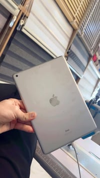 ايباد ٩  ٦٤ كيكه  غراض كارتون شاحنه كله بلادي  سعر ٢٣٠ 07700295295