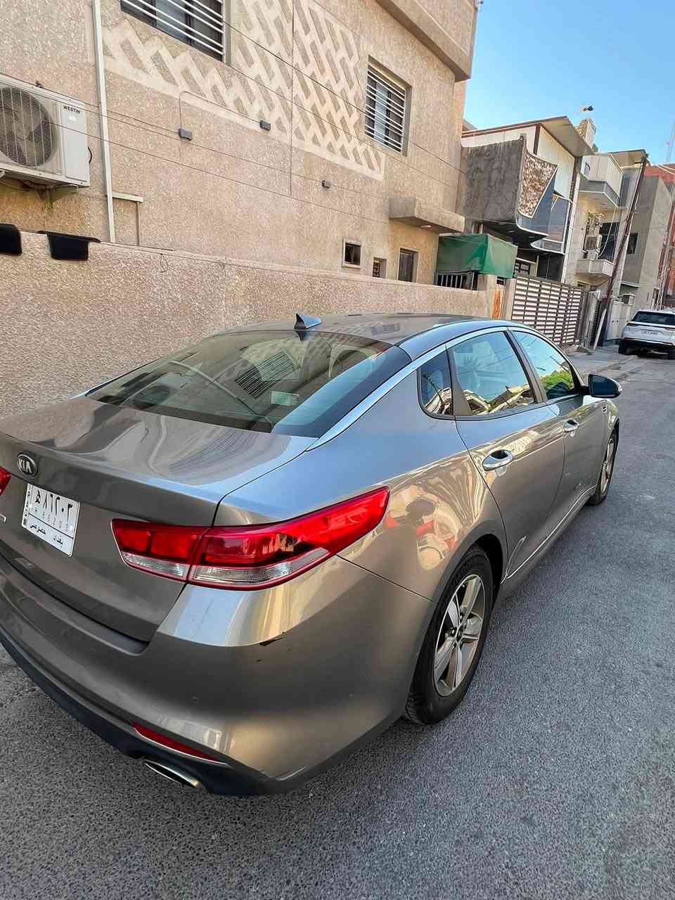 🚗 للبيع | كيا أوبتيما FE موديل 2018
🔹 الموديل: 2018
🔹 الفئة: FE وارد امريكي
🔹 المحرك: 2.4 GDI (حقن مباشر)
🔹 ناقل الحركة: أوتوماتيك 6 سرعات

المواصفات:
✅ نظام مراقبة النقطة العمياء (Blind Spot Detection)
✅ كاميرا خلفية
✅ مثبت سرعة
✅ شاشة لمس
✅ تحكم من المقود
✅ بلوتوث + USB + AUX
✅ مكيف أوتوماتيك
✅ نظام ABS
✅ نظام الثبات الإلكتروني ESC
✅ مساعد صعود المرتفعات HAC
✅ حساسات ضغط الإطارات (TPMS)

الصيانة الأخيرة:
🔧 تم عمل إدامة كاملة لمنظومة التبريد.
🔧 تم تبديل الصدر الأمامي والصدر الخلفي بقطع جديدة.

🚘 السيارة جاهزة للاستخدام، ما تحتاج أي مصروف، والمحرك 2.4 GDI معروف بقوته وأدائه الممتاز.
صور الحادث موجودة بالبوست

📍 الموقع: بغداد – حي الجهاد
📞 للتواصل: ***********

السعر ١١٣ ورقه وبيها مجال ان شاء الله
