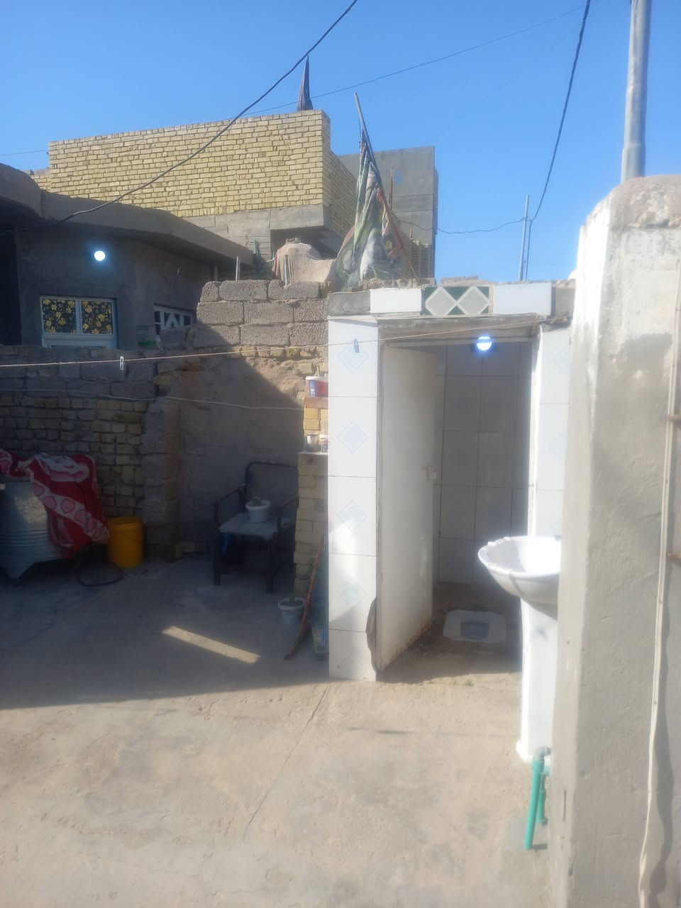 بيت للبيع ملك طابو صرف حي الحسين منطقة ابو حيه طابق واحد بناء طابوك السكف صب كامل من الداخل كاشي سيراميك تبياض
***********
***********
