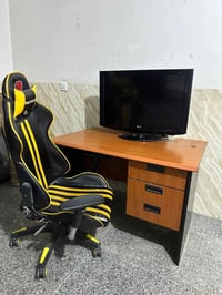 ميز و كرسي و شاشه ٤٢ عقده  بيع مستعجل تلاثتهم ب ١٠٠ الف  مكان بغداد ال...